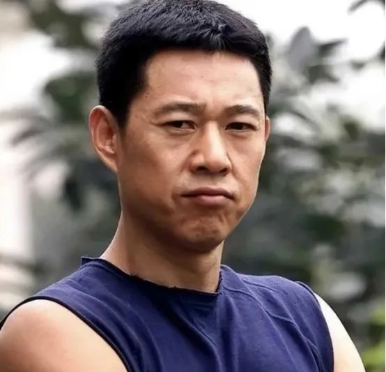 成龙的武术套路_成龙的武术背景与训练经历_成龙武术背景训练经历了什么