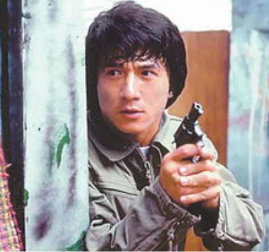 成龙的武术套路_成龙武术背景训练经历了什么_成龙的武术背景与训练经历