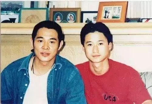成龙武术背景训练经历了什么_成龙练武术的视频_成龙的武术背景与训练经历
