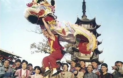 成龙武术背景训练经历了什么_成龙的武术背景与训练经历_成龙练武术的视频
