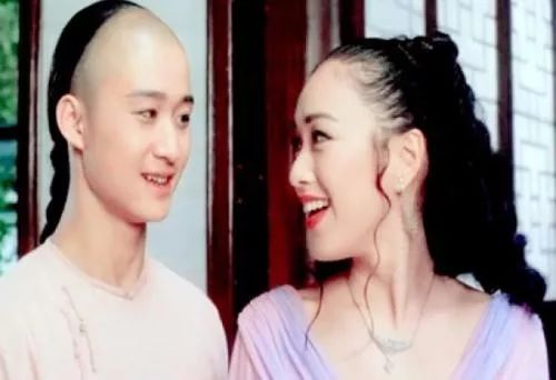 成龙练武术的视频_成龙武术背景训练经历了什么_成龙的武术背景与训练经历