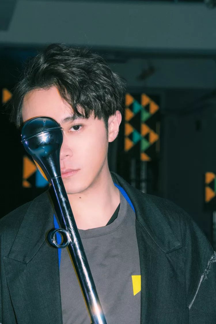华晨宇指导学员_华晨宇音乐制作人_华晨宇与学生音乐团队合作，传授创作经验