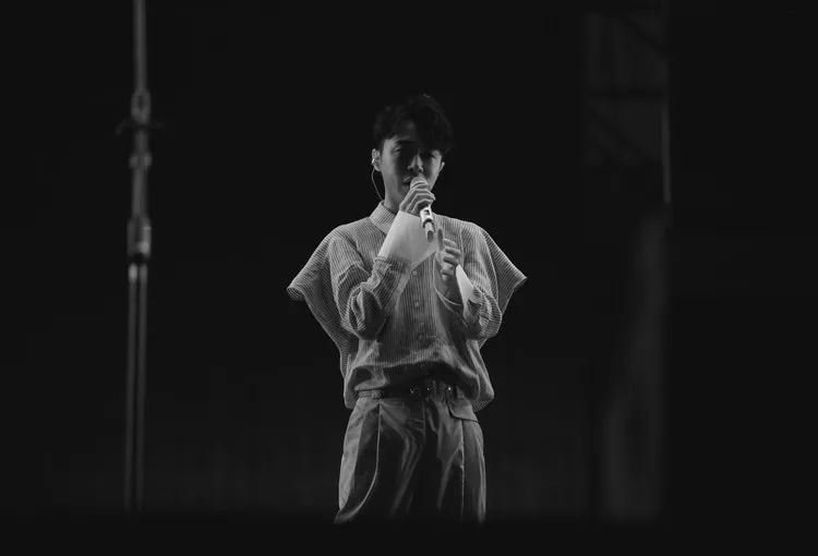 华晨宇指导学员_华晨宇与学生音乐团队合作，传授创作经验_华晨宇音乐制作人